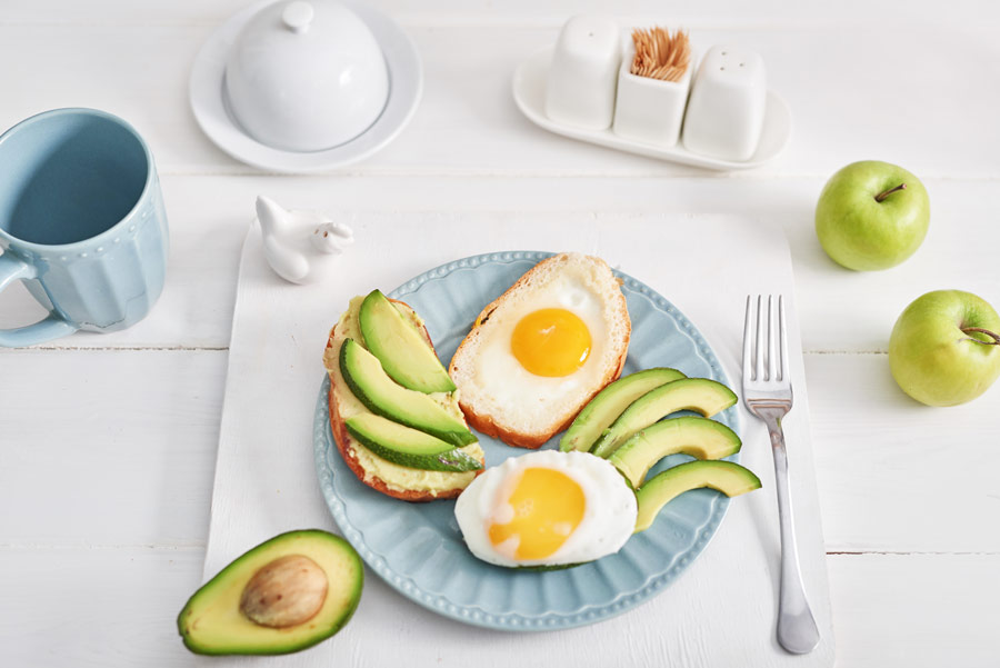 Café da manhã rico em proteínas, carboidratos complexos e gorduras saudáveis