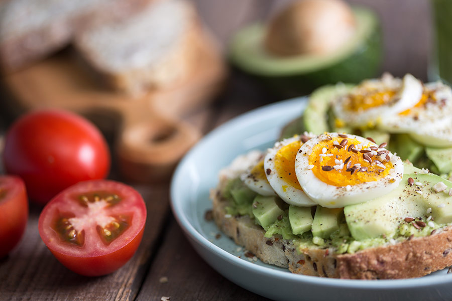 Café da manhã rico em proteínas, carboidratos complexos e gorduras saudáveis