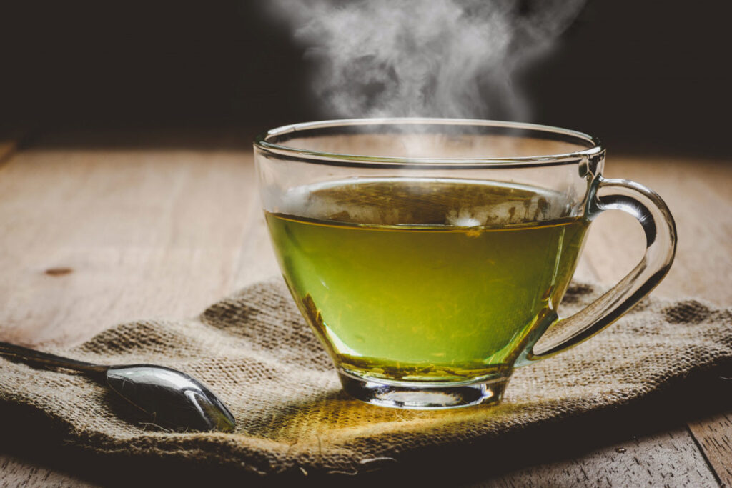 Benefícios do chá de melissa para a saúde